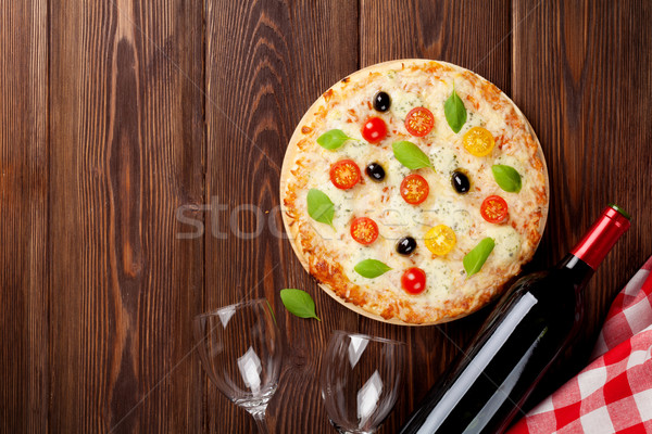 Foto d'archivio: Italiana · pizza · vino · rosso · formaggio · pomodori · olive