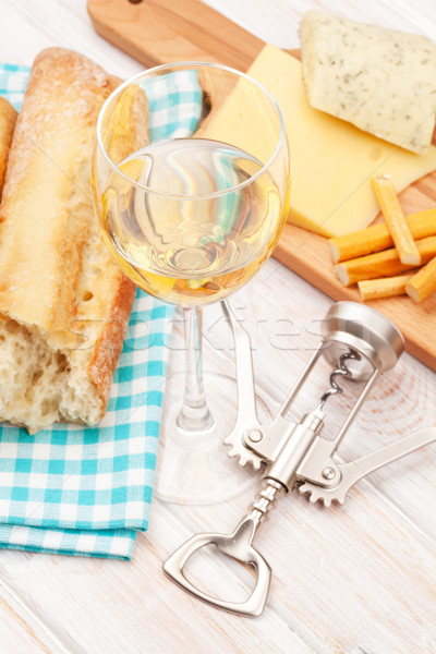 Vin alb brânză pâine alb masa de lemn alimente Imagine de stoc © karandaev