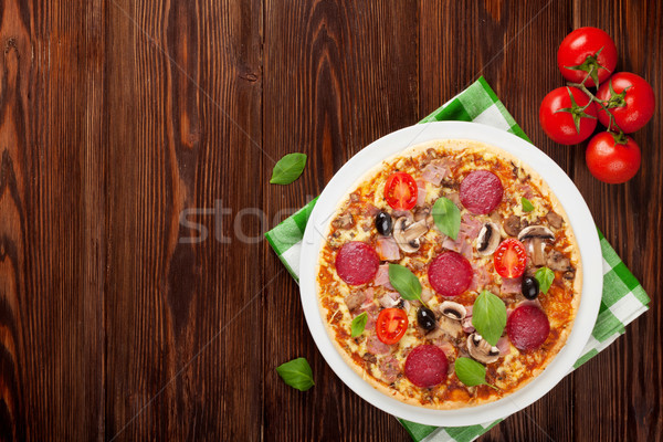 意大利的 比薩 意大利辣味香腸 蕃茄 橄欖 羅勒 商業照片 © karandaev