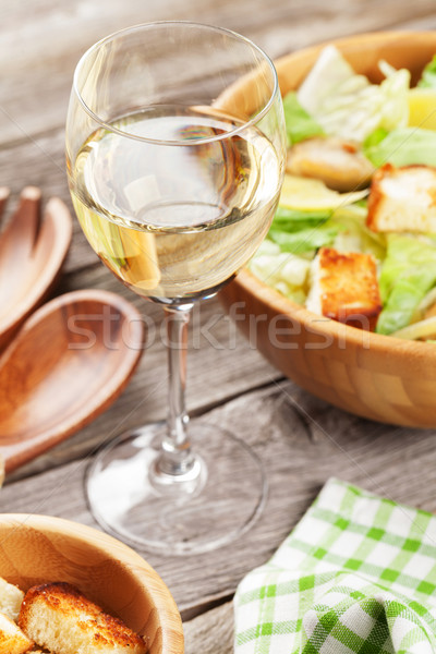 Witte wijn glas caesar salade houten tafel wijn tabel Stockfoto © karandaev