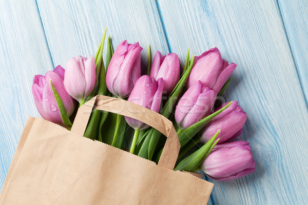 świeże różowy tulipan kwiaty torby papierowe drewniany stół Zdjęcia stock © karandaev