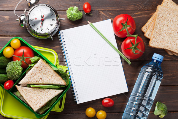 Lunch vak groenten sandwich notepad houten tafel Stockfoto © karandaev