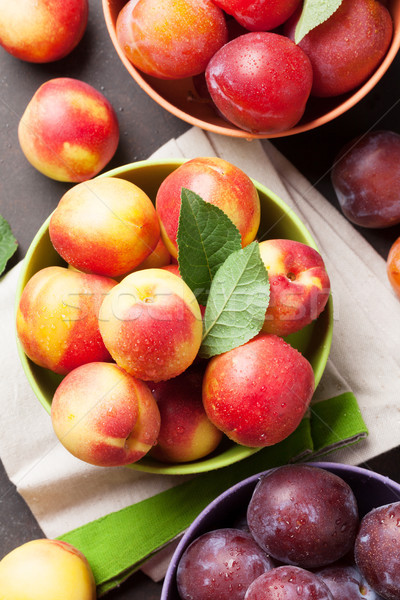 商业照片: 新鲜    成熟    桃子    石    表 / fresh ripe peaches