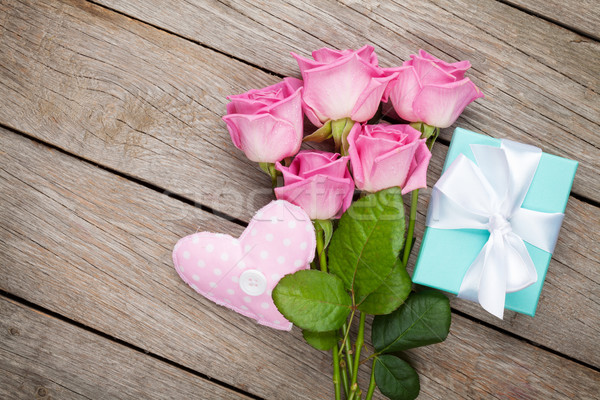 Foto stock: Rosa · rosas · mesa · de · madeira · dia · dos · namorados · caixa · de · presente · coração