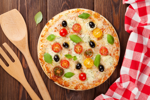 Stok fotoğraf: İtalyan · pizza · peynir · domates · fesleğen · ahşap · masa