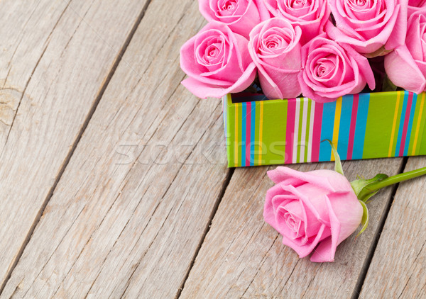 Sevgililer günü hediye kutusu tok pembe güller ahşap masa Stok fotoğraf © karandaev