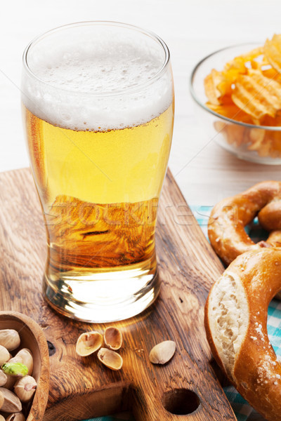 [[stock_photo]]: Bière · collations · table · en · bois · noix · puces