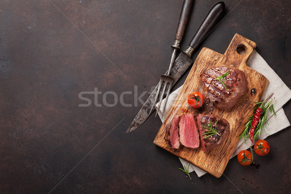 Gegrillt Filet Steak Schneidebrett top Ansicht Stock foto © karandaev