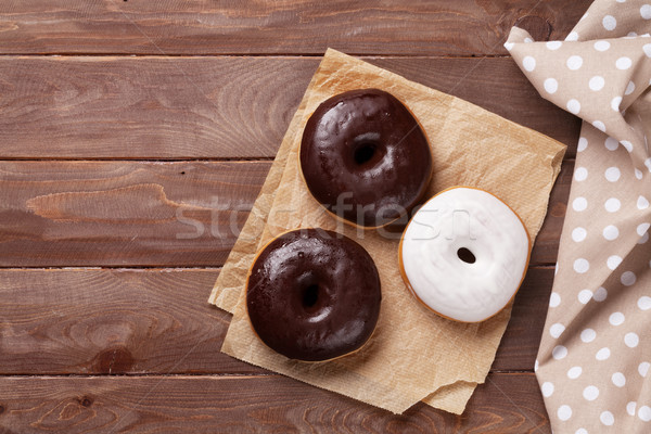 Donuts Holztisch top Ansicht Kopie Raum Papier Stock foto © karandaev
