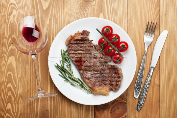 Foto stock: Solomillo · filete · romero · tomates · cherry · placa · vino