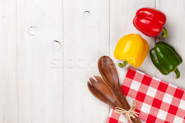 Farbenreich Glocke Paprika Küchengerät weiß Holztisch Stock foto © karandaev