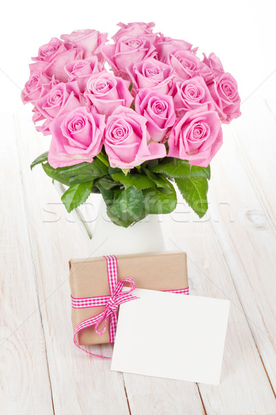 Foto stock: Dia · dos · namorados · rosa · rosas · buquê · caixa · de · presente · branco