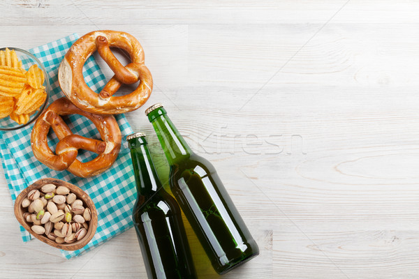 Foto stock: Cerveja · lanches · mesa · de · madeira · nozes · batatas · fritas