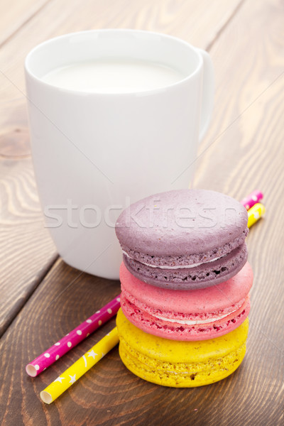 Foto stock: Colorido · macaron · bolinhos · copo · leite · mesa · de · madeira