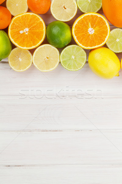 Cítrico frutas laranjas limões mesa de madeira cópia espaço Foto stock © karandaev
