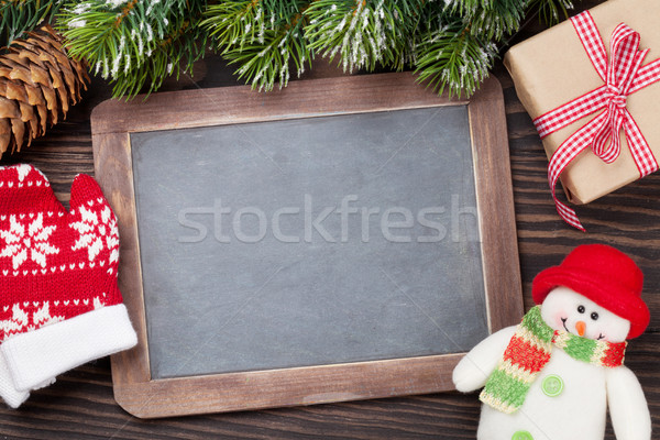 Foto stock: Navidad · pizarra · muñeco · de · nieve · caja · de · regalo · mitones