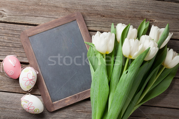 Foto stock: Huevos · de · Pascua · pizarra · tulipanes · ramo · superior