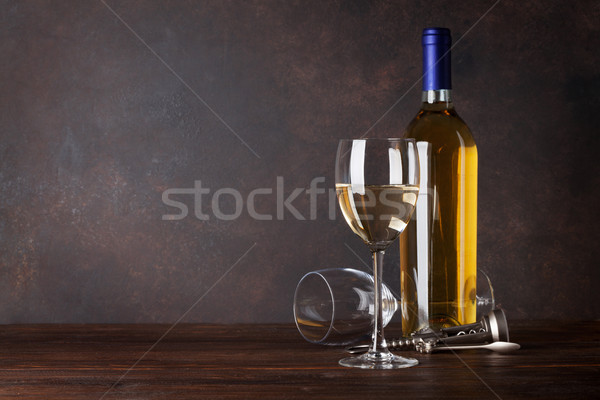 Bouteille de vin blanc verre tableau noir mur espace de copie alimentaire Photo stock © karandaev