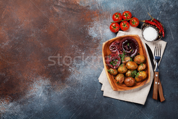 Grelhado polvo pequeno batatas ervas temperos Foto stock © karandaev