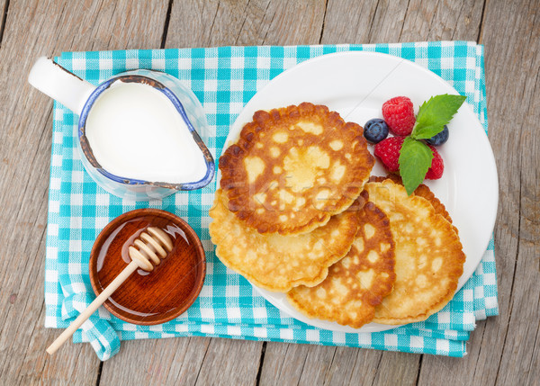 商業照片: 煎餅 · 覆盆子 · 藍莓 · 牛奶 · 蜂蜜 · 糖漿
