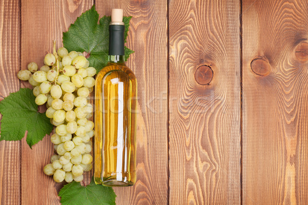 Sticla de vin alb afara alb struguri masa de lemn spatiu copie Imagine de stoc © karandaev