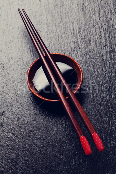Foto d'archivio: Japanese · sushi · bacchette · salsa · di · soia · ciotola · nero