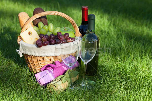 Aire libre picnic cesta de picnic pan queso de uva Foto stock © karandaev