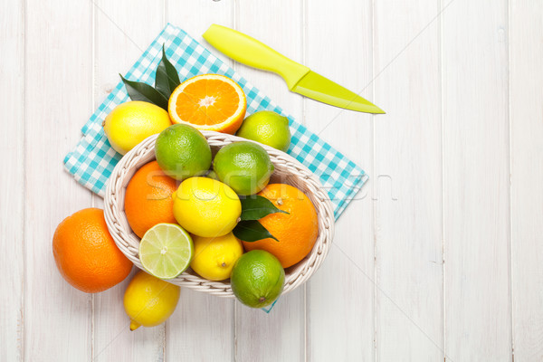 Zdjęcia stock: Cytrus · owoce · koszyka · pomarańcze · cytryny · drewniany · stół