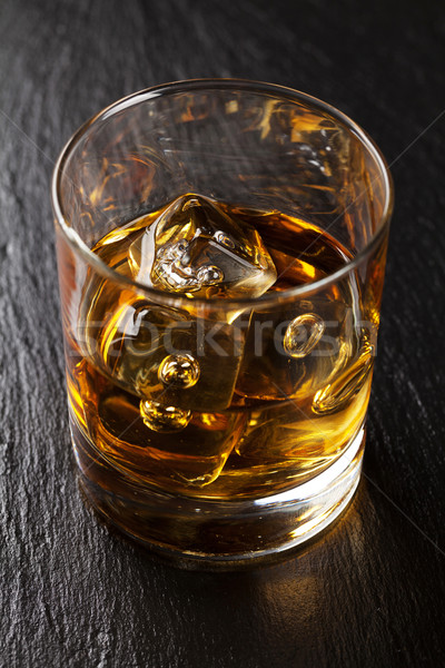 Szkła whisky lodu czarny kamień tabeli Zdjęcia stock © karandaev