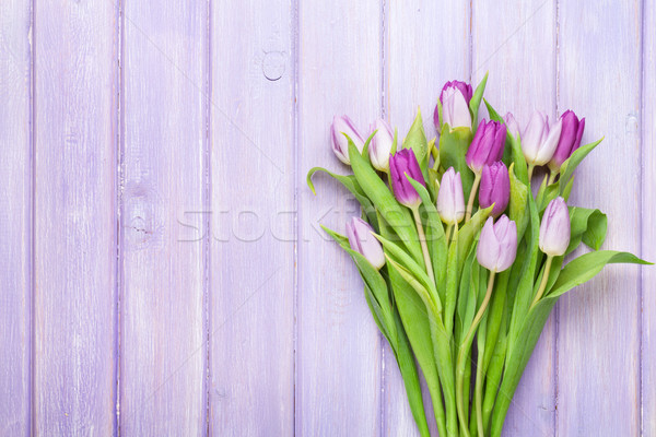 Foto stock: Púrpura · tulipanes · mesa · de · madera · superior · vista · espacio · de · la · copia