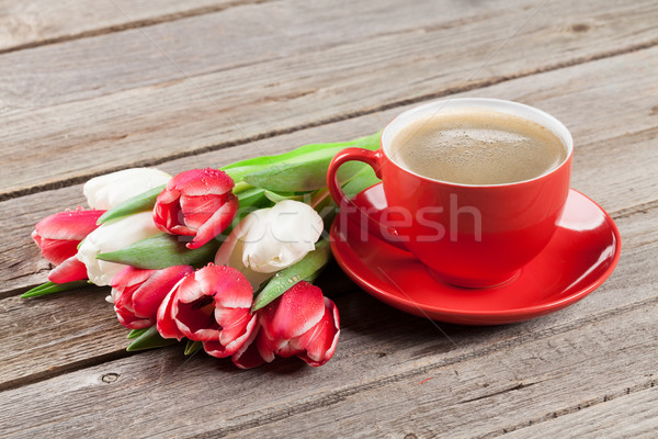 Foto d'archivio: Colorato · tulipani · bouquet · tazza · di · caffè · legno · rosso