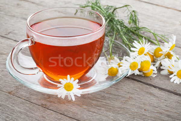 Herbata ziołowa rumianek kwiaty drewniany stół drewna szkła Zdjęcia stock © karandaev