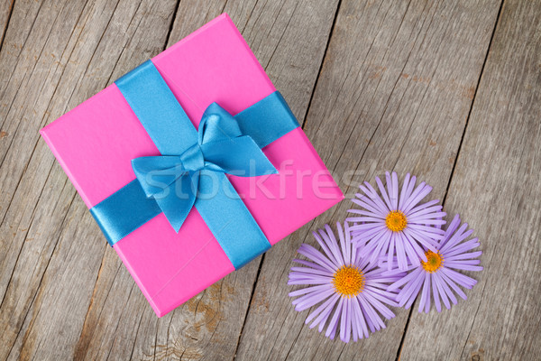 Stockfoto: Paars · geschenkdoos · bloemen · houten · tafel · bloem · verjaardag