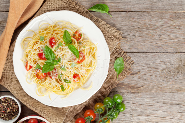 Spaghetti makaronu pomidory bazylia drewniany stół górę Zdjęcia stock © karandaev