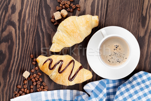 Friss croissantok kávé fa asztal felső kilátás Stock fotó © karandaev