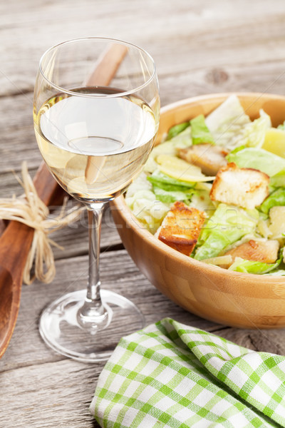 Vin alb sticlă salata cezar masa de lemn vin tabel Imagine de stoc © karandaev