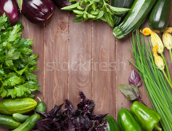 Frescos jardín hortalizas mesa de madera superior Foto stock © karandaev