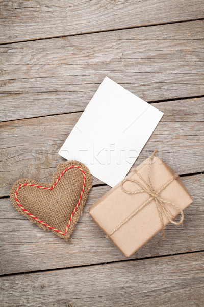 Foto stock: Día · de · san · valentín · juguete · corazón · tarjeta · de · felicitación · caja · de · regalo · mesa · de · madera