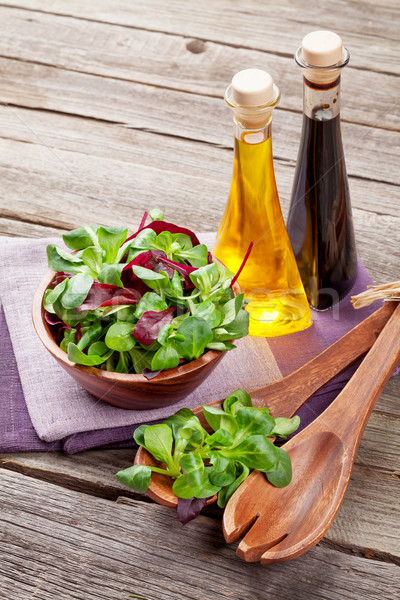 Mais Salat Blätter Gewürze Holztisch Frühling Stock foto © karandaev