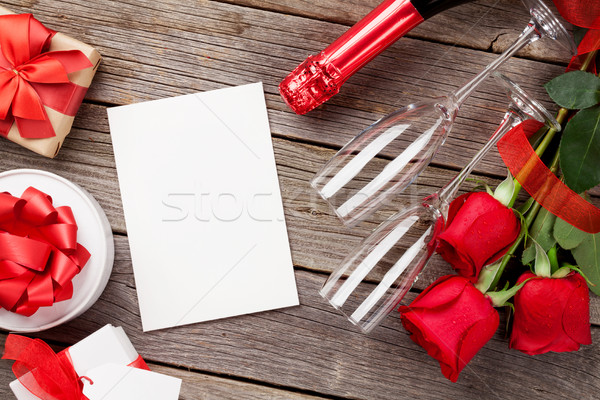Stock foto: Rote · Rosen · Champagner · Grußkarte · Holz · top
