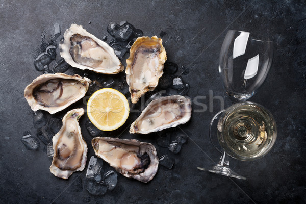 牡蠣 酒 打開 冰 檸檬 白葡萄酒 商業照片 © karandaev