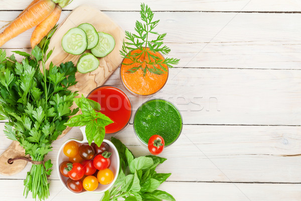 新鮮蔬菜 冰沙 西紅柿 黃瓜 胡蘿蔔 木桌 商業照片 © karandaev