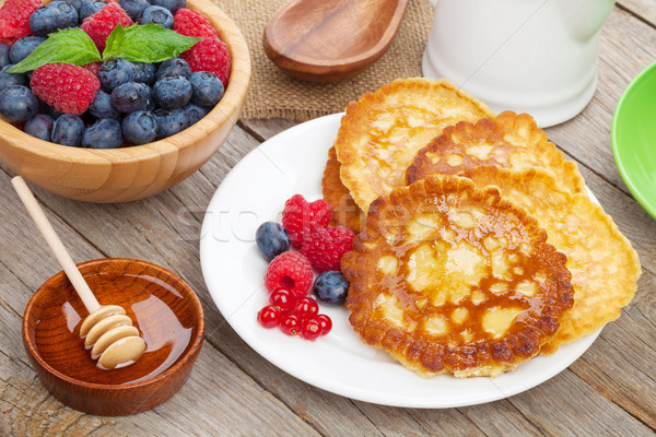 商業照片: 煎餅 · 覆盆子 · 藍莓 · 薄荷 · 蜂蜜 · 糖漿