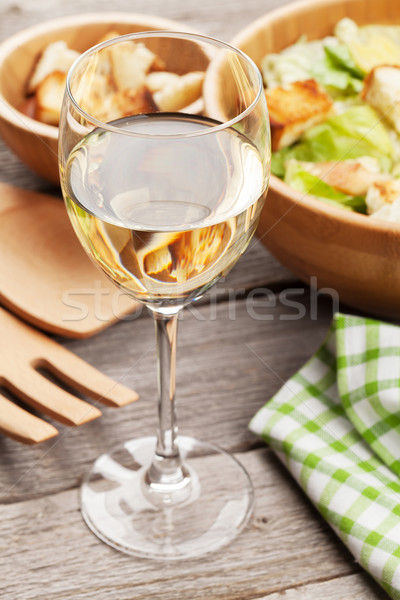 Vers gezonde caesar salade witte wijn houten tafel voedsel Stockfoto © karandaev