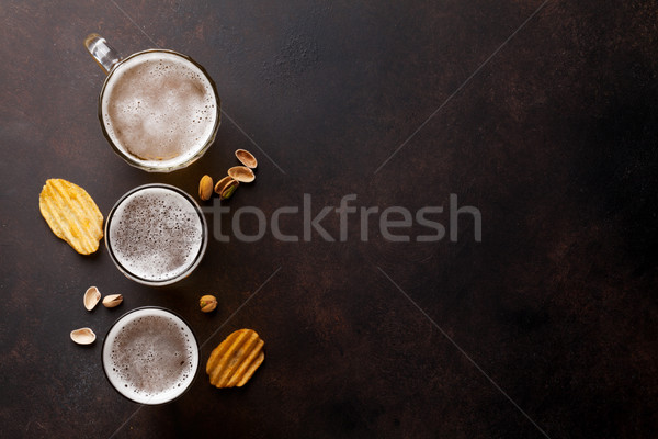 [[stock_photo]]: Bière · collations · pierre · table · noix