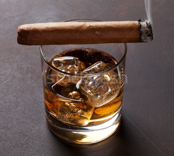 威士忌酒 冰 雪茄 石 表 背景 商業照片 © karandaev