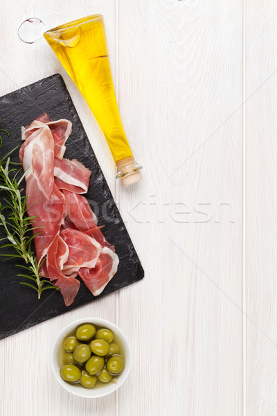 Foto stock: Prosciutto · alecrim · azeitonas · azeite · mesa · de · madeira · topo