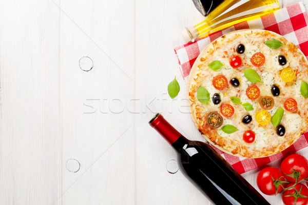 Foto d'archivio: Italiana · pizza · vino · rosso · formaggio · pomodori · olive