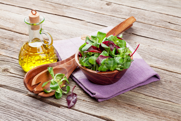 Foto d'archivio: Mais · insalata · foglie · olio · d'oliva · tavolo · in · legno