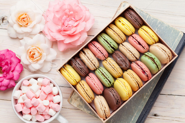 Coloré boîte guimauve table en bois sweet macarons [[stock_photo]] © karandaev